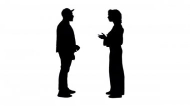 Siluet Afrikalı Amerikalı gençler konuşuyor ve el sıkışıyor..