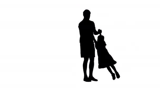 Silhueta Pai feliz segurando suas filhas mãos e girando em torno de deixá-la voar. — Vídeo de Stock