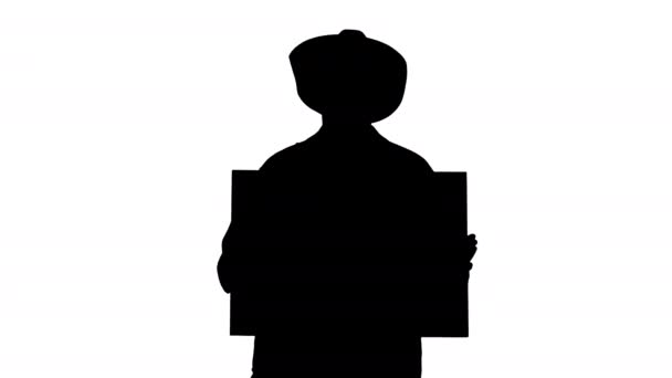 Silhouette Ernsthafter Mann mit Cowboyhut blickt in die Kamera und hält leeres Plakat. — Stockvideo