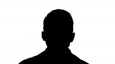 Siluet. Doktor Covid-19 'dan alınan bir ampul aşıyı tutuyor ve inceliyor..