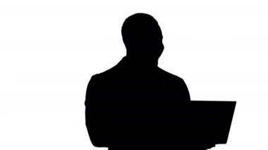 Silüet Yakışıklı Afro-Amerikan iş adamı ayakta ve dizüstü bilgisayar üzerinde çalışıyor..