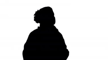 Siluet olgun esmer kadın mutlu bir şekilde merhaba diyor, kameraya el sallıyor..