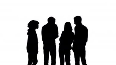 Siluet Bir grup genç kız ve erkek neşeli bir konuşma yapıyor, gülüyor, gülümsüyor, dedikodu yapıyor