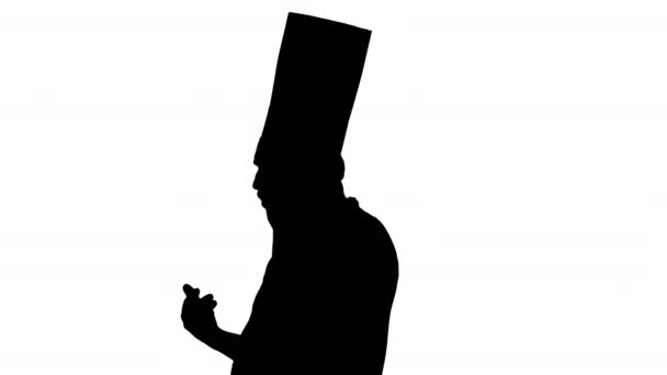 Silhouet Mannelijke chef-kok met bellen op smartphone. — Stockvideo
