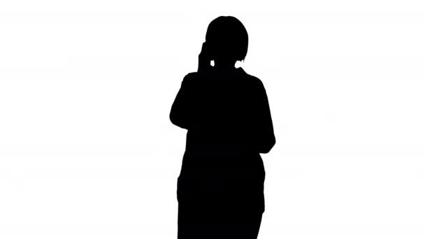 Silhueta Mulher sênior feliz com smartphone fazendo uma chamada. — Vídeo de Stock