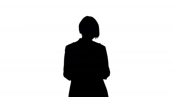 Silhouette Müde reife Geschäftsfrau mit Smartphone. — Stockvideo