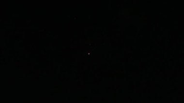 Gece gökyüzünde havai fişekler