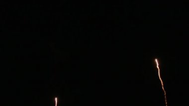 Gece gökyüzünde havai fişekler