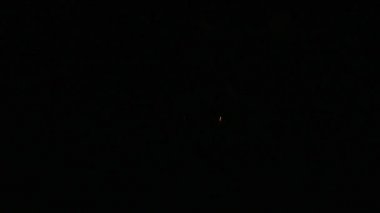 Gece gökyüzünde havai fişekler