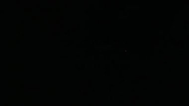 Gece gökyüzünde havai fişekler