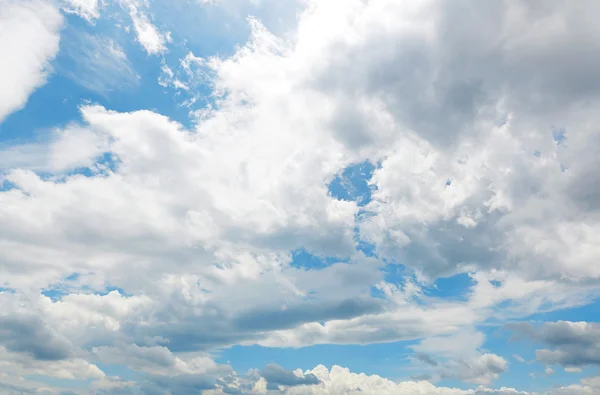 Den dramatiska sommarhimmel — Stockfoto