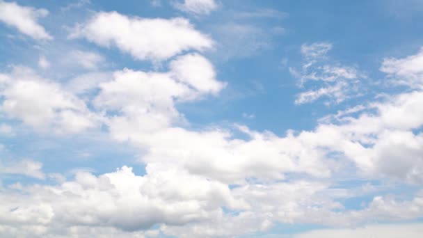 Der klare Himmel mit einer Wolke — Stockvideo