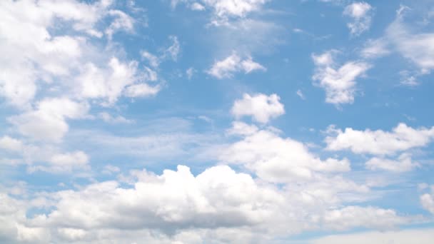 El cielo despejado con una nube — Vídeos de Stock