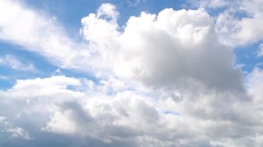 bir bulut ile açık gökyüzü