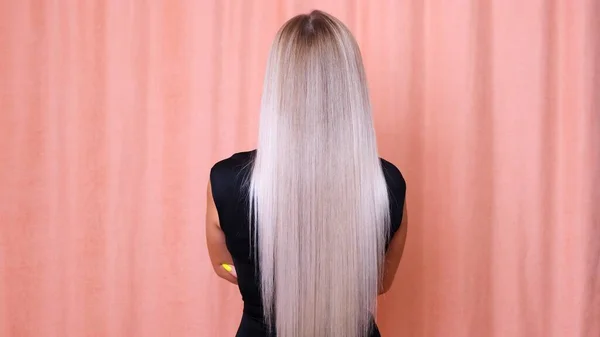 Lange blonde Haare eines jungen Mädchens, Rückansicht. Haarpflegekonzept. — Stockfoto