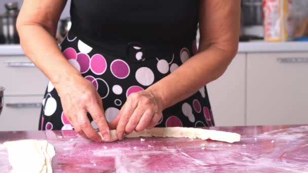 Τα γυναικεία χέρια φτιάχνουν μπιφτέκια, χαχαπούρι με τυρί και βότανα από τη ζύμη. τη διαδικασία παρασκευής ψωμιού — Αρχείο Βίντεο