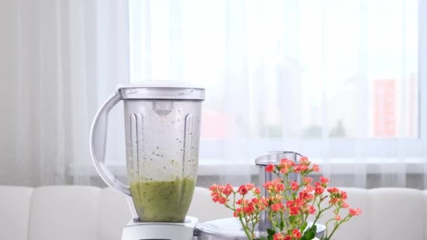 Close-up van gezonde groene smoothie, detox cocktailbereiding in blender — Stockvideo