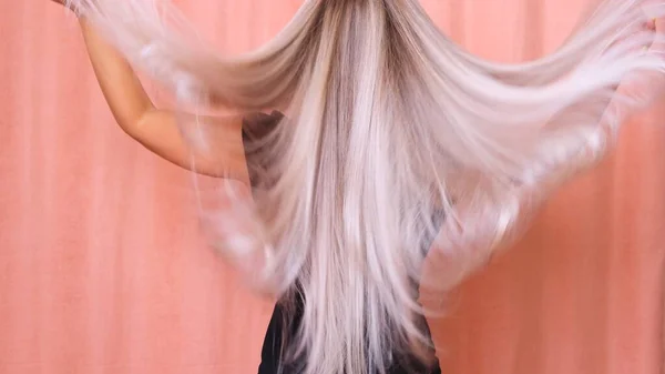 Longo cabelo loiro de uma jovem, vista traseira — Fotografia de Stock