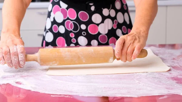 Mãos femininas preparando massa e enchimento para khachapuri — Fotografia de Stock