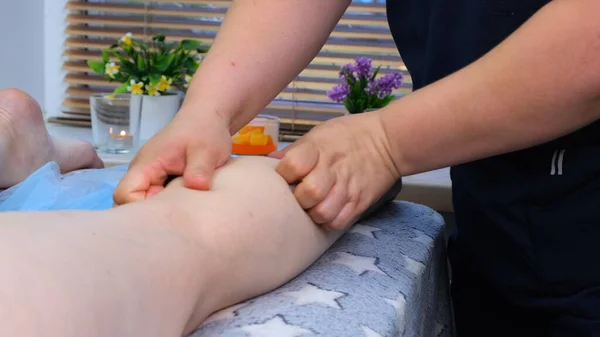 Masör kalın kadın bacaklarına masaj yaparak anti-selülit masajı yapıyor. Güzellik tedavisi konsepti. Vücut bakımı konsepti, diyet... yakın çekim. — Stok fotoğraf