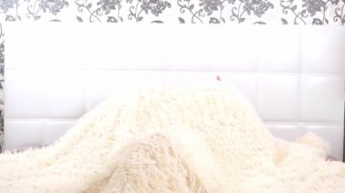 Dişi alarmlı saatle yataktan kalkar, sabahtan zevk alır. Yeni bir güne başlama, hafta sonları dinlenme, acele etmeye gerek yok, günaydın, şaka gibi.