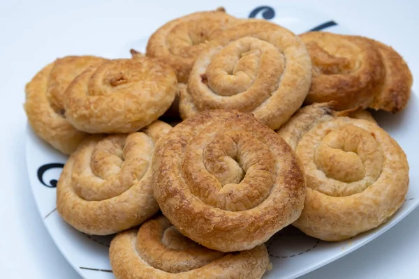 Rouleaux de cannelle sucrés sur une assiette blanche — Photo