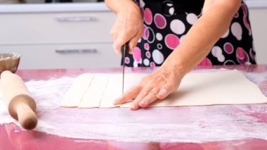 Kadın elleri hamuru hazırlıyor ve Khachapuri için dolduruyor.