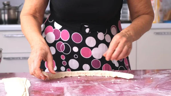 Женские руки готовят тесто и начинку для хачапури — стоковое фото