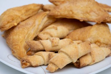 Beyaz tabakta kurabiyeler. Parti dolu.