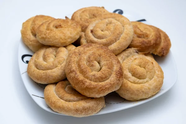 Rouleaux de cannelle sucrés sur une assiette blanche — Photo