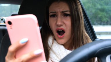 Araba sürerken akıllı telefon kullanan bir kadın şaşırdı. Kötü haber kavramı.