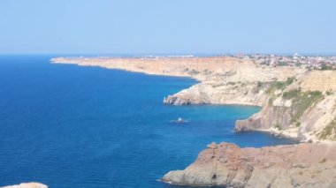 Balaklava, Kırım 'daki Cape Fiolent' teki Baunty plajı. Kayanın tepesinden bak. Gök mavisi, güneşli bir gün, berrak bir arka plan. Yaz seyahati ve dinlenme için mükemmel bir yer.. 
