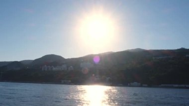 Kırım Yalta 'nın güzel sahil kıyısı, gün batımında bir zevk teknesinden alındı.