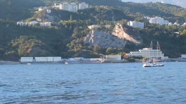 Vista della bellissima costa di mare di Yalta, il Crimea, preso da una barca da diporto — Video Stock