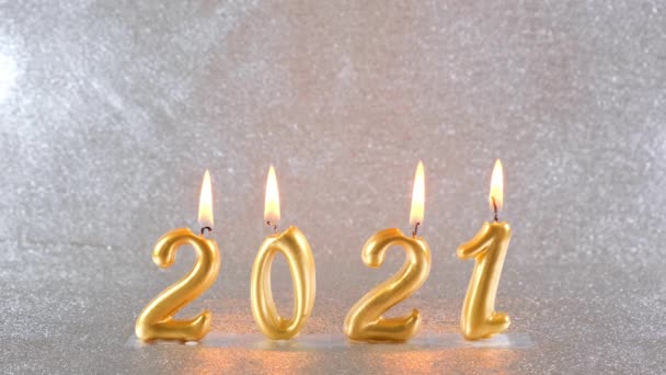 Queimando velas de Ano Novo dourado 2021 em um fundo de prata. conceito moderno. — Vídeo de Stock