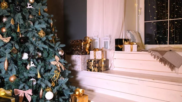 Χριστουγεννιάτικα δώρα και δώρα κάτω από το δέντρο, χειμερινές διακοπές Concept. — Φωτογραφία Αρχείου