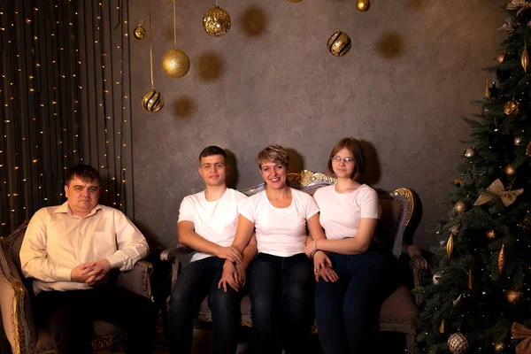 Portrait de famille près de l'arbre de Noël — Photo