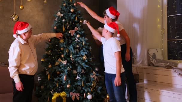 Felice famiglia madre, padre e figlia bambino decorare l'albero di Natale a casa. — Video Stock