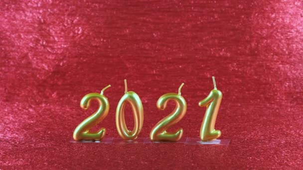 Золоті новорічні свічки 2021 року на червоному тлі. сучасна концепція . — стокове відео