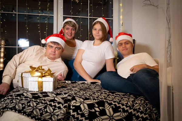 クリスマスの帽子交換の贈り物の家族. — ストック写真