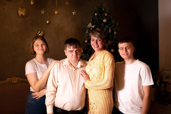 Familienporträt neben dem Weihnachtsbaum — Stockfoto