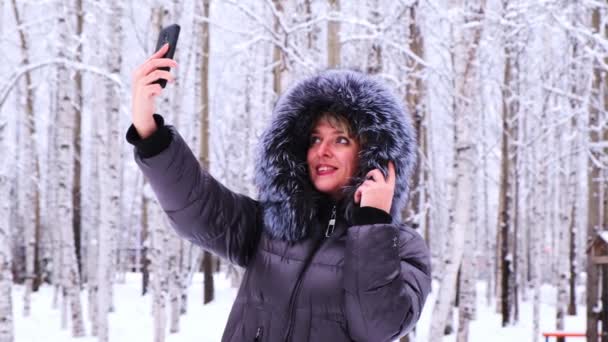 Mulher usa um telefone celular em um dia de inverno, close-up — Vídeo de Stock