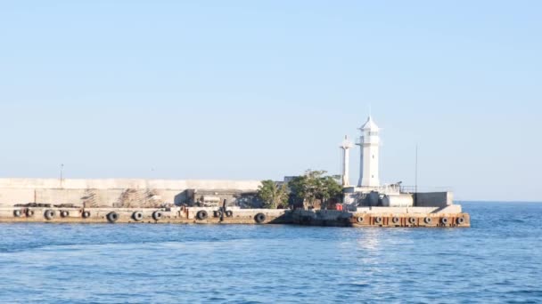 Vuurtoren in de baai van Yalta. De stad Jalta. Krim — Stockvideo