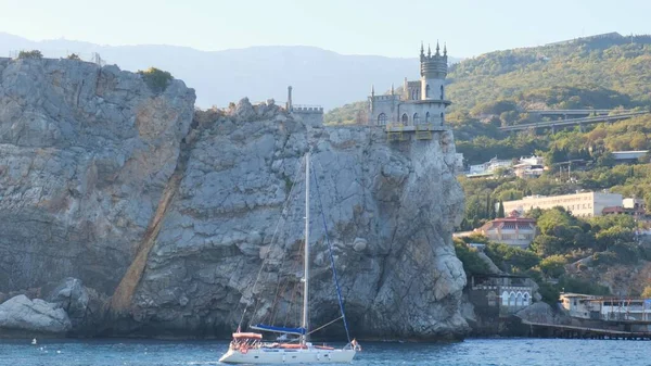 Kilátás a gyönyörű tenger partján a kastély fecskefészek Fészek, Jalta, Krím, vett egy sétahajó — Stock Fotó
