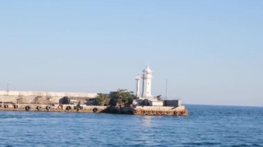 Yalta Körfezi 'ndeki deniz feneri. Yalta şehri. Kırım
