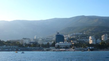 Kırım Yalta 'nın güzel sahil kıyısı, gün batımında bir zevk teknesinden alınmış, Kırım kıyısı boyunca deniz gezisi.