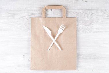 Plastik kullanmayı bırak. Plastik atık konsepti. Kapatın. Kahverengi ekolojik kağıt torba ve üzerinde plastik çatal ve bıçak vardı. Plastik ve ekoloji sorununun geri dönüşümü kavramı.