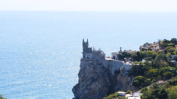 Swallow Nest castle on the rock over the Black Sea. Gaspra. Crimea. — Stock Photo, Image