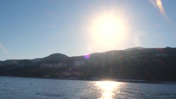 Вигляд на чудове морське узбережжя Ялти (Крим), взяте з приємного човна під час заходу сонця. — стокове відео