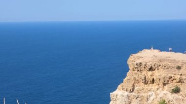 Sivastopol, Kırım 'daki Cape Fiolent plajında. Kayanın tepesinden bak. Mavi deniz, güneşli bir gün açık gökyüzü arka planı. Yaz seyahati ve dinlenme yeri konsepti.